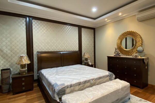 bedroom w
